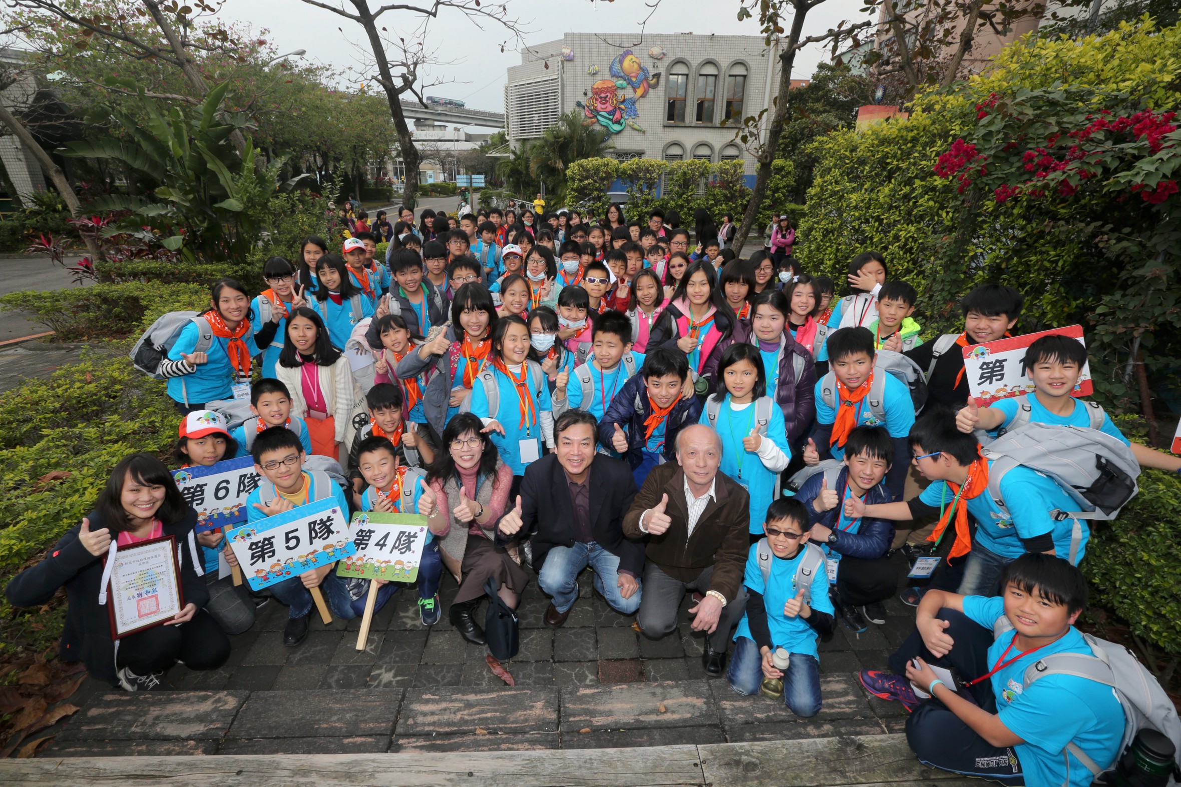 環保局長劉和然(第一排左5)、新北產業園區服務中心主任林盛乾(第一排左6)與小局長們開心合照留念.jpg
