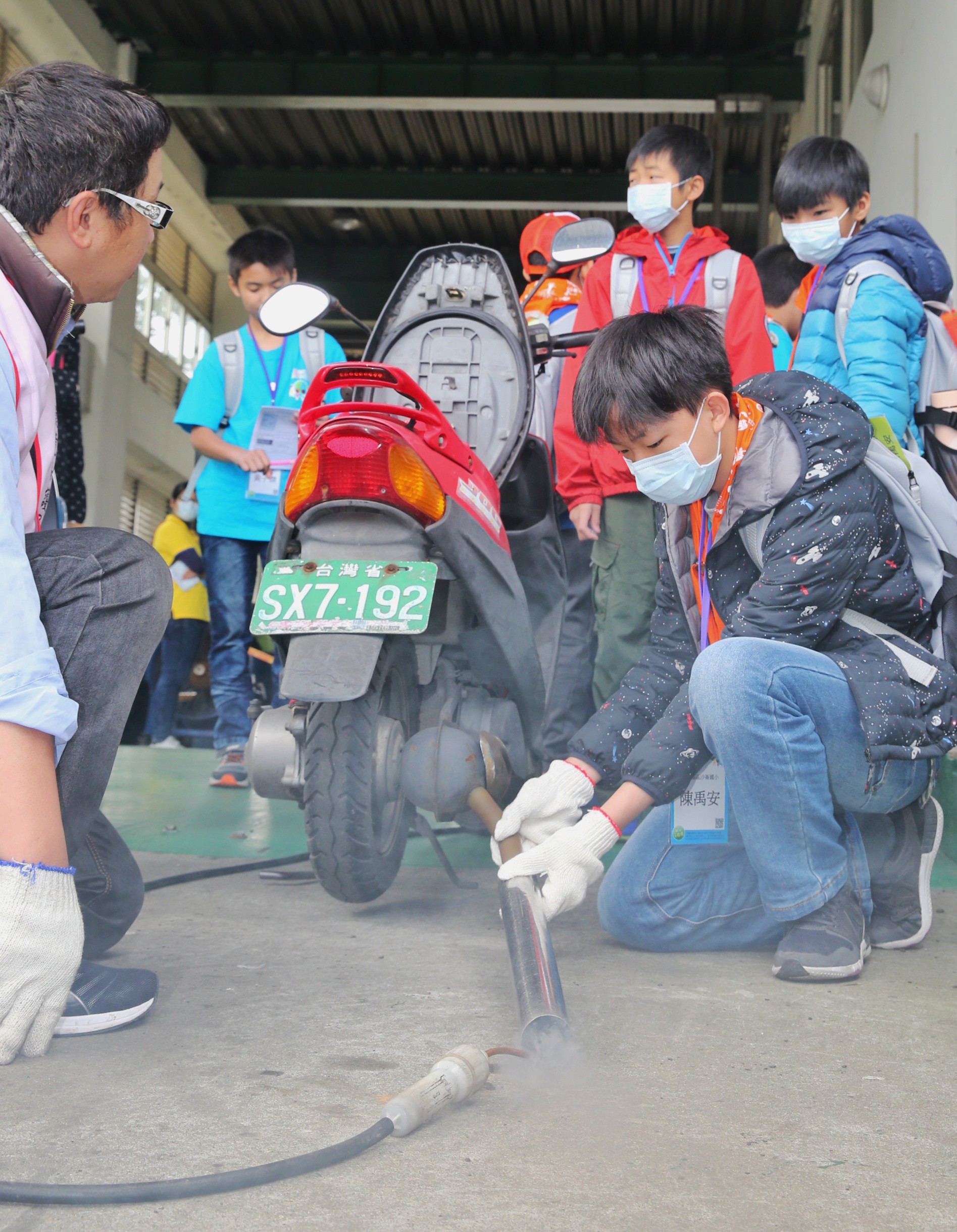 小局長們實際操作車輛排氣檢測方式瞭解機車所排放廢氣的污染.jpg