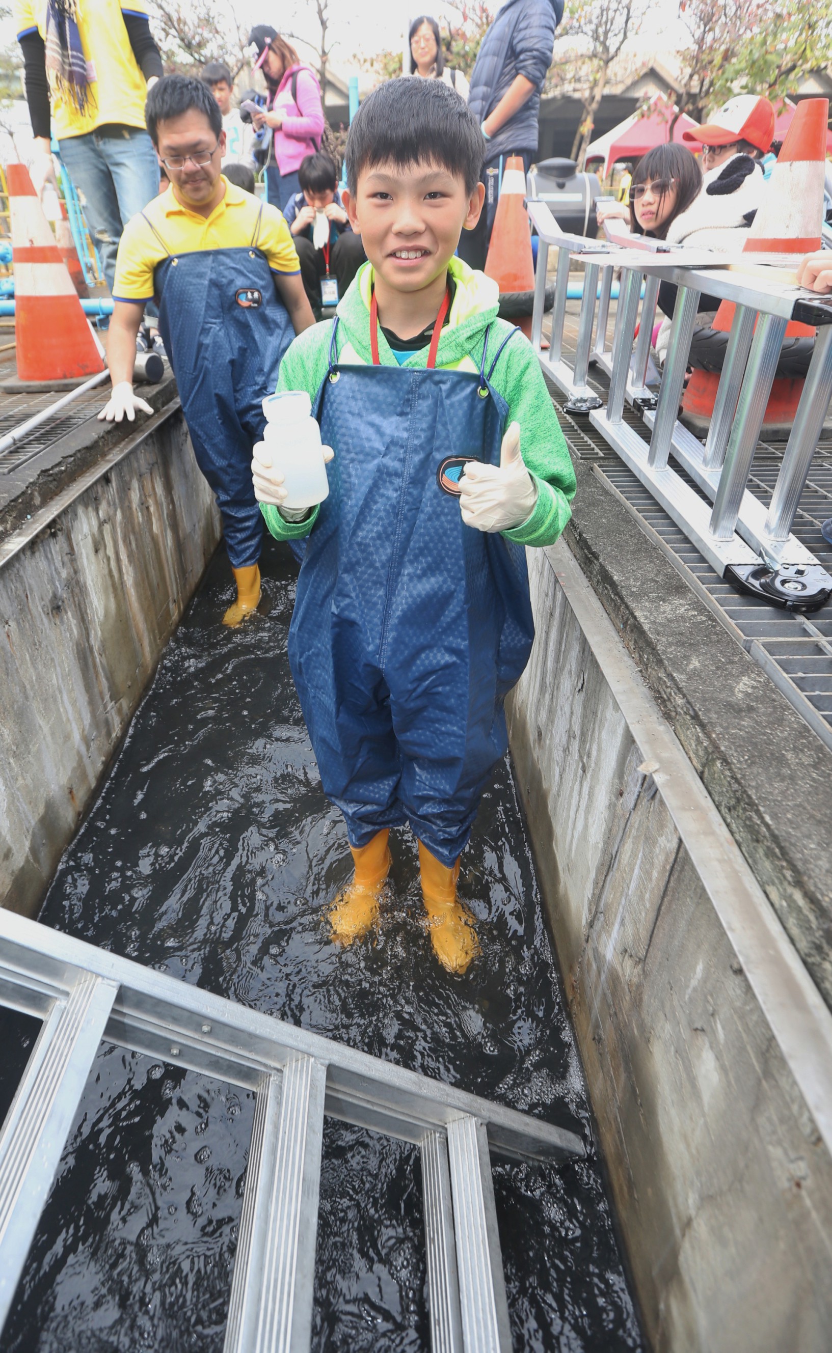 小局長們實際換穿青蛙裝進行採水體驗.jpg