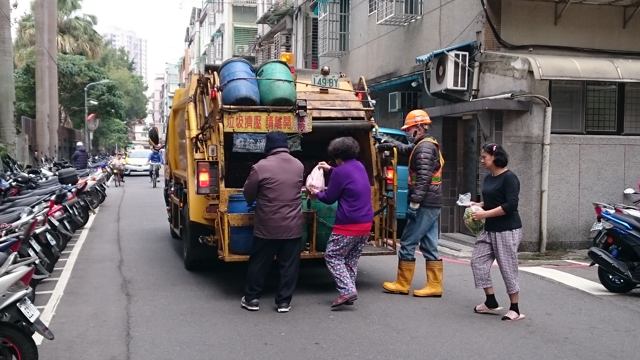 清潔隊員循線收運居民住家垃圾.jpg