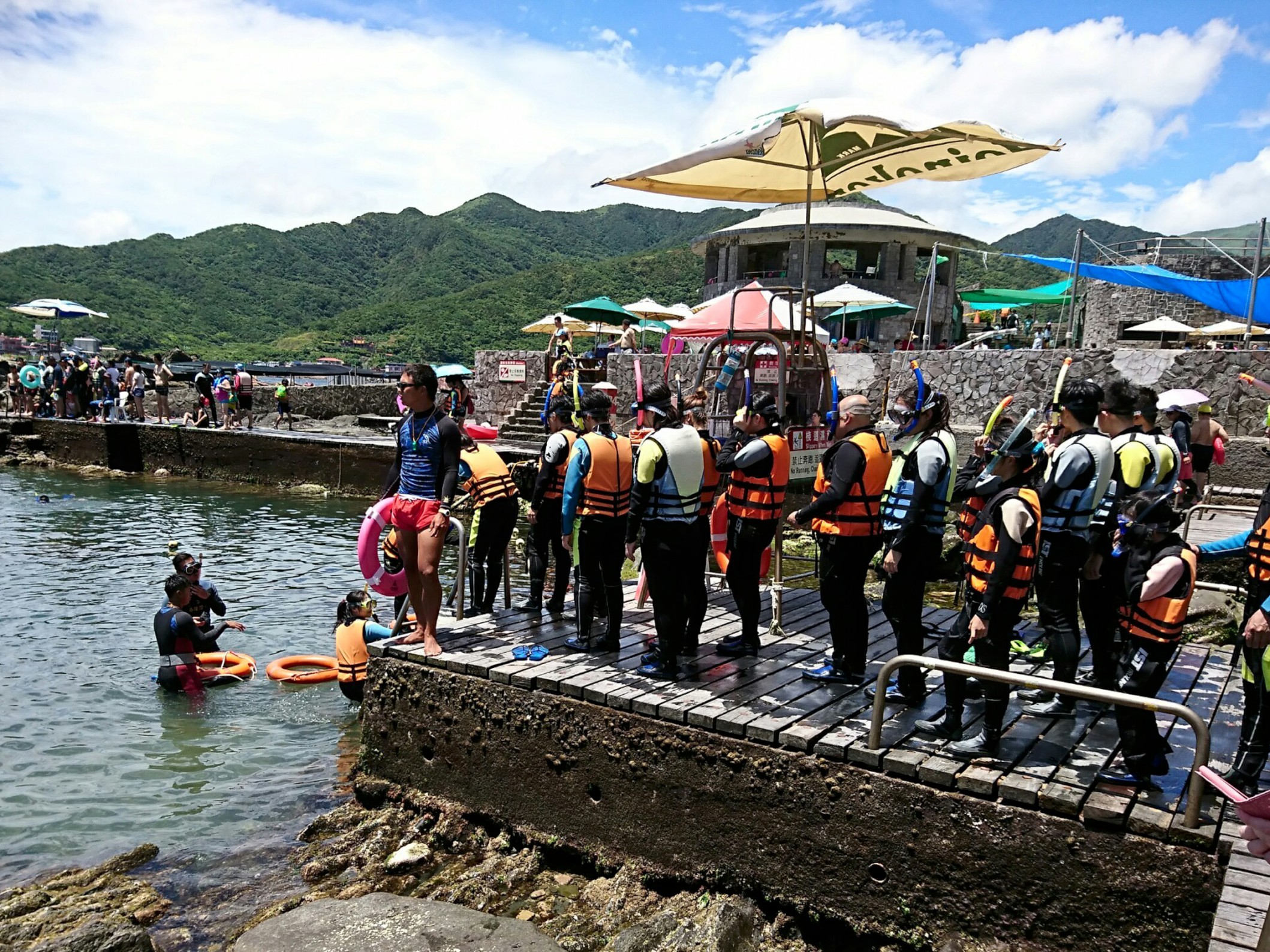 貢寮及樟樹國小師生於龍洞灣海洋公園進行岸潛活動體驗.jpg