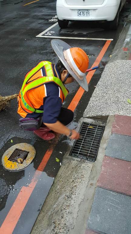 永和區隊楊林阿香隊員做事仔細，掃街時連水溝蓋上的雜物也一一拾起，避免落入水溝中造成堵塞.jpg