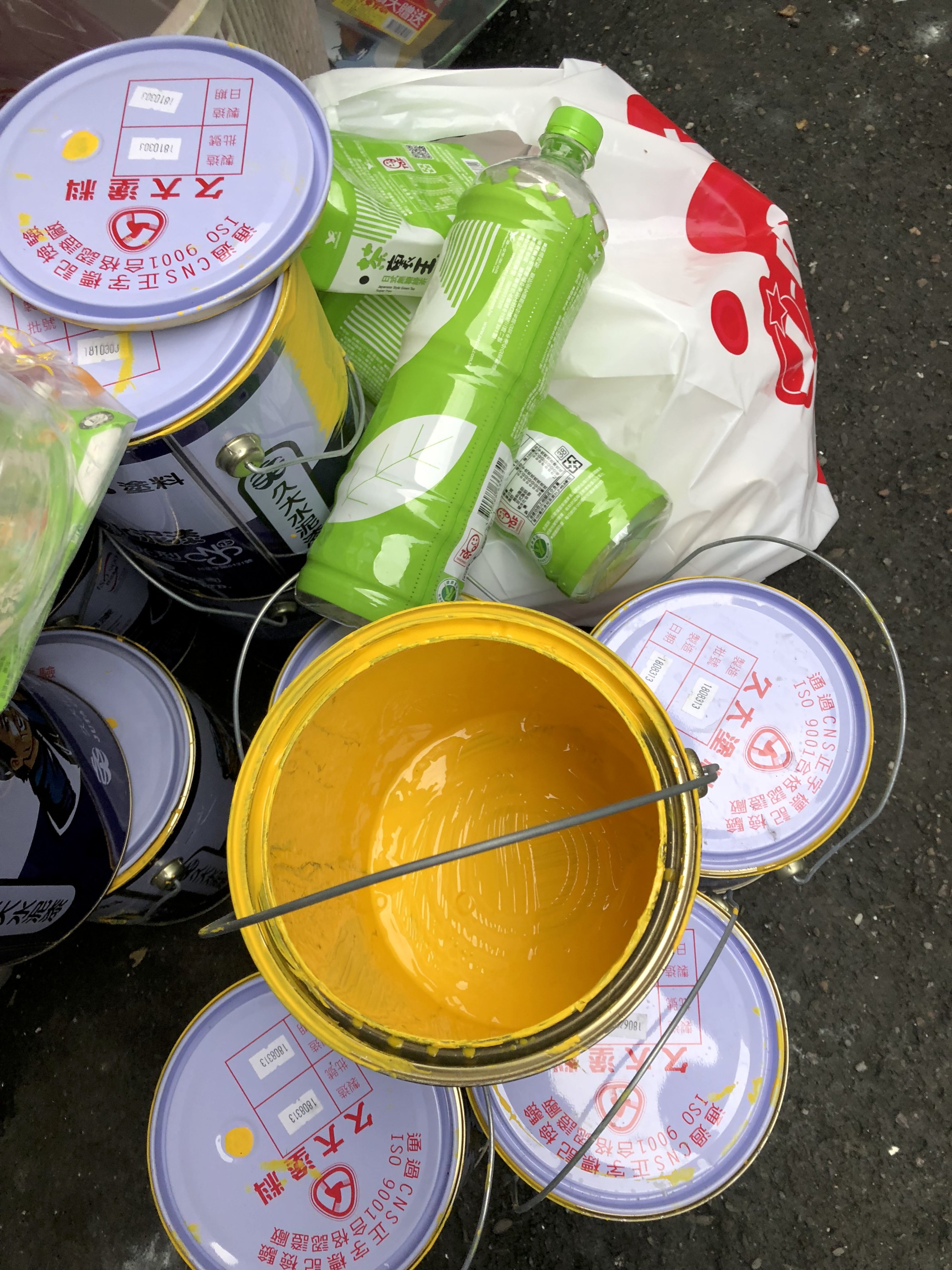 稽查員於捷運彩虹公寓大廈社區旁回收戶前發現黃色油漆空桶