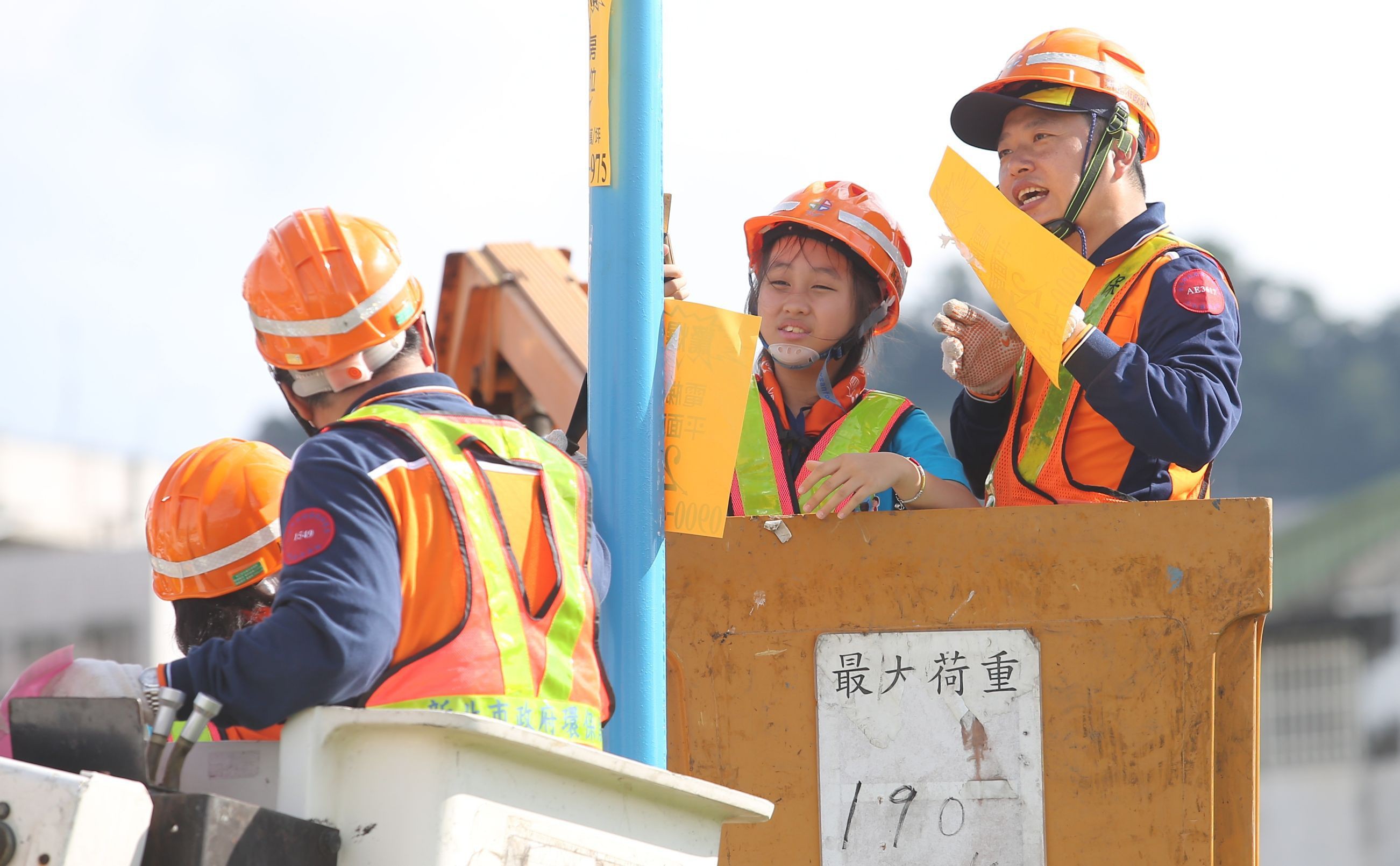 環保小局長搭上高空作業車體驗撕除小廣告的不易與辛苦