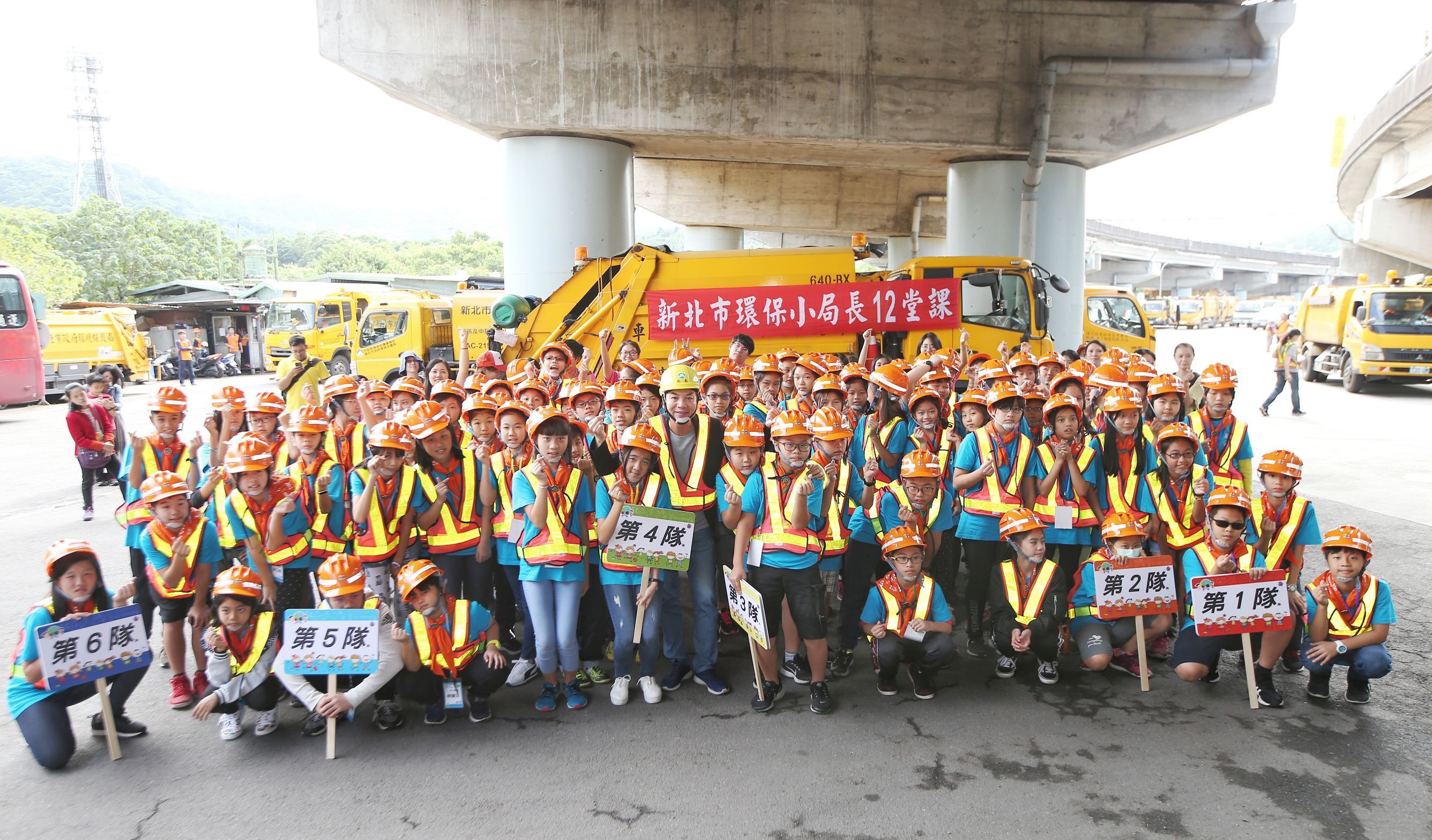 環保局長劉和然前往中和清潔隊車場為小清潔隊長加油打氣