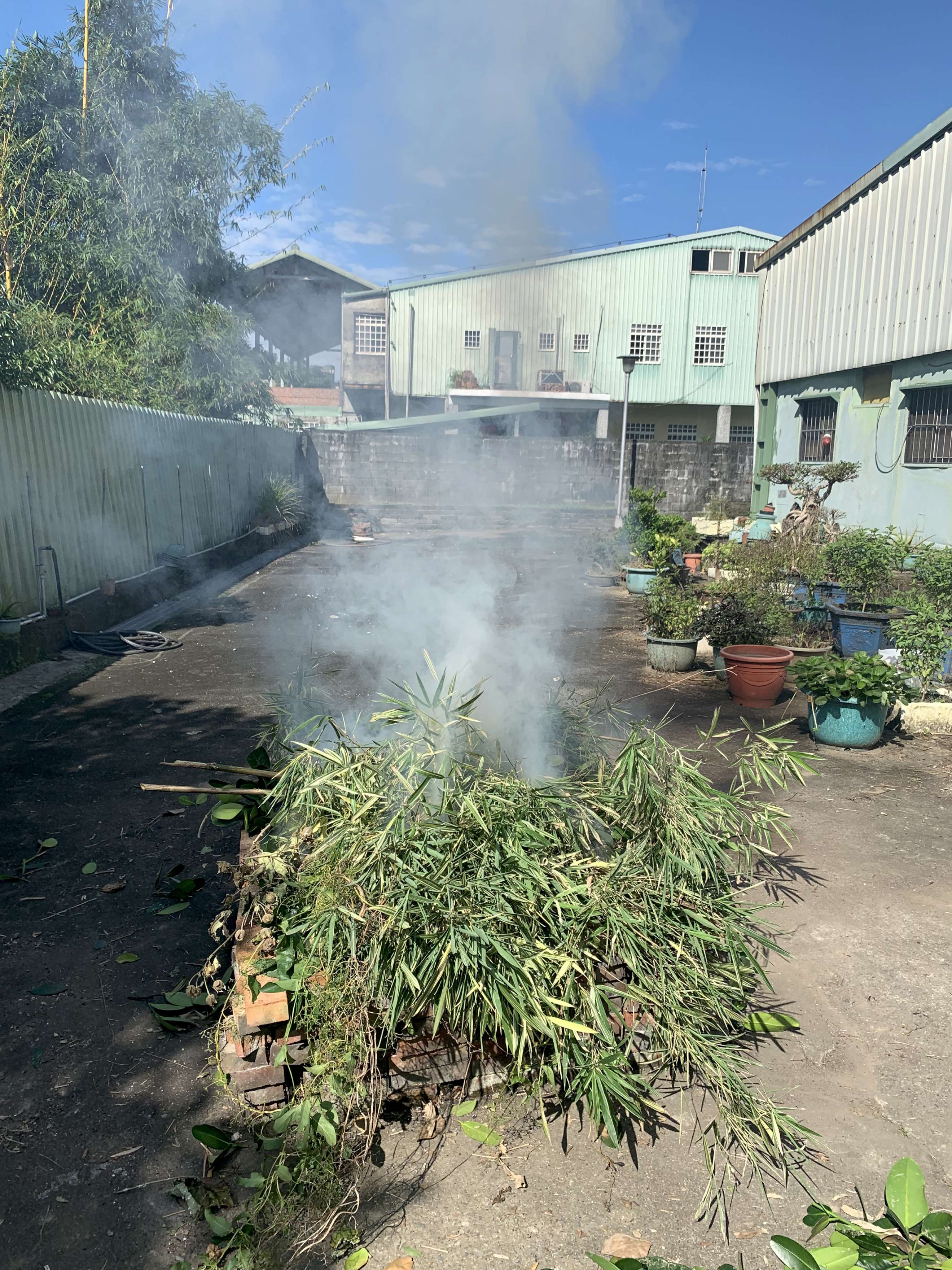 住家非法露天燃燒植栽枝葉，導致粒狀污染物散佈空中.JPG