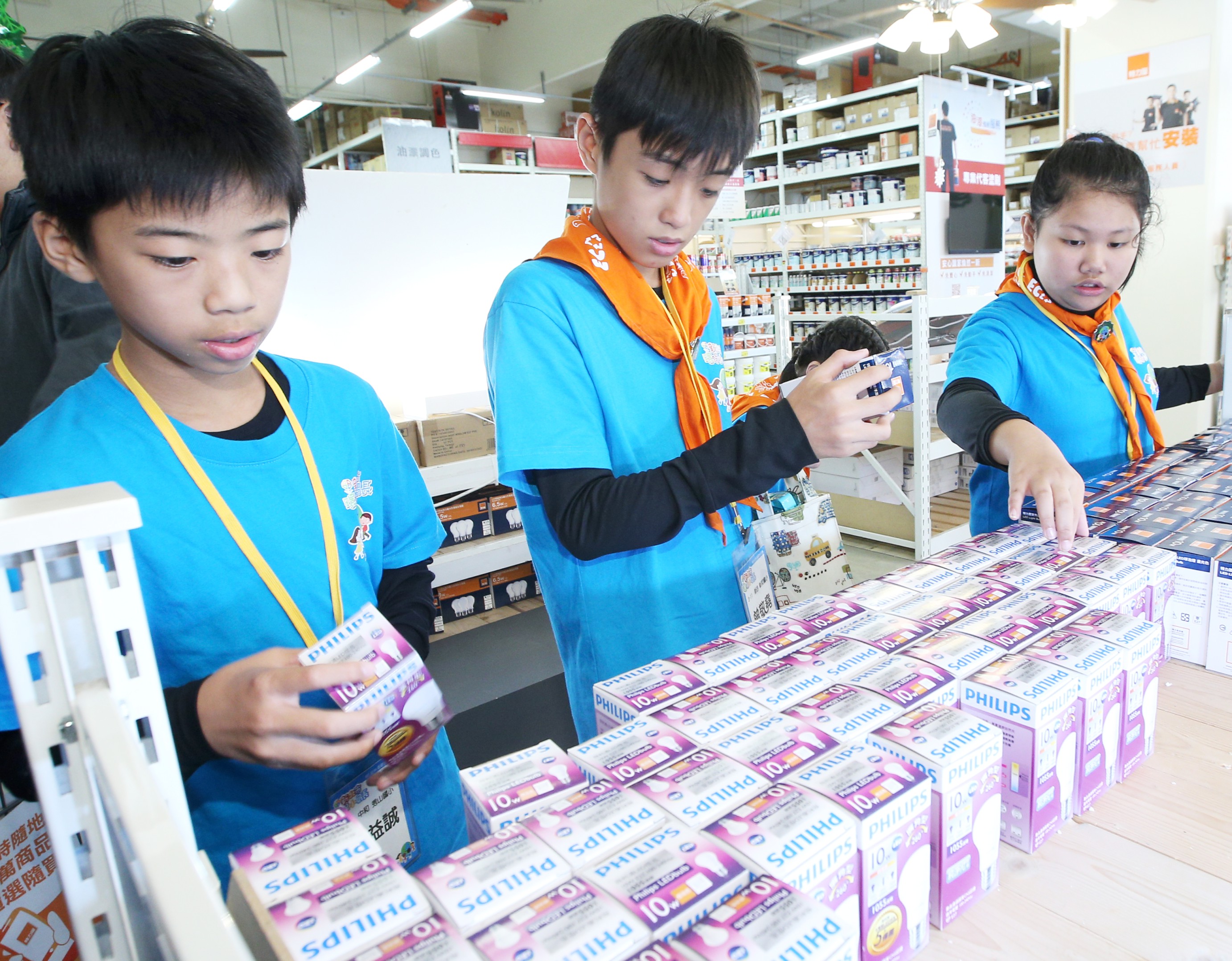 小局長穿梭在特力屋三峽店賣場中，為自己住家量身選購最具節能效益的家電