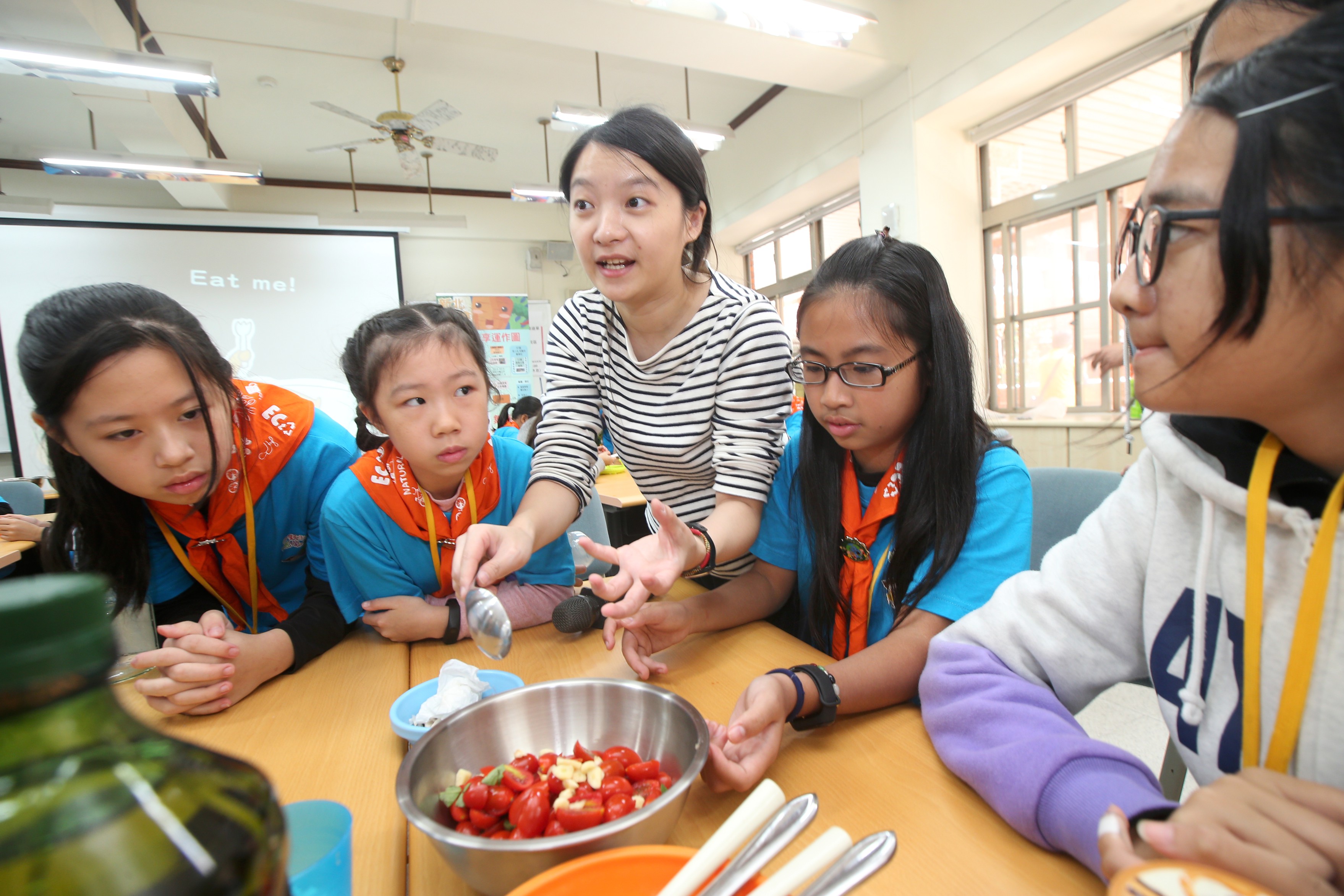 小局長認真聆聽課程「惜食日常漬己來」老師講解