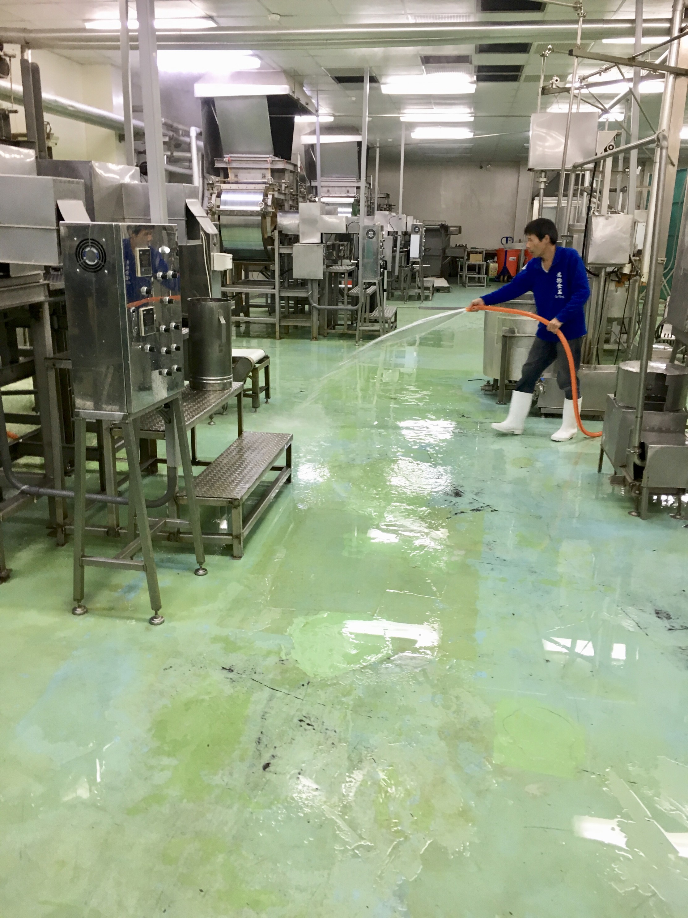 違規業者在工廠內以強鹼清洗地板情形