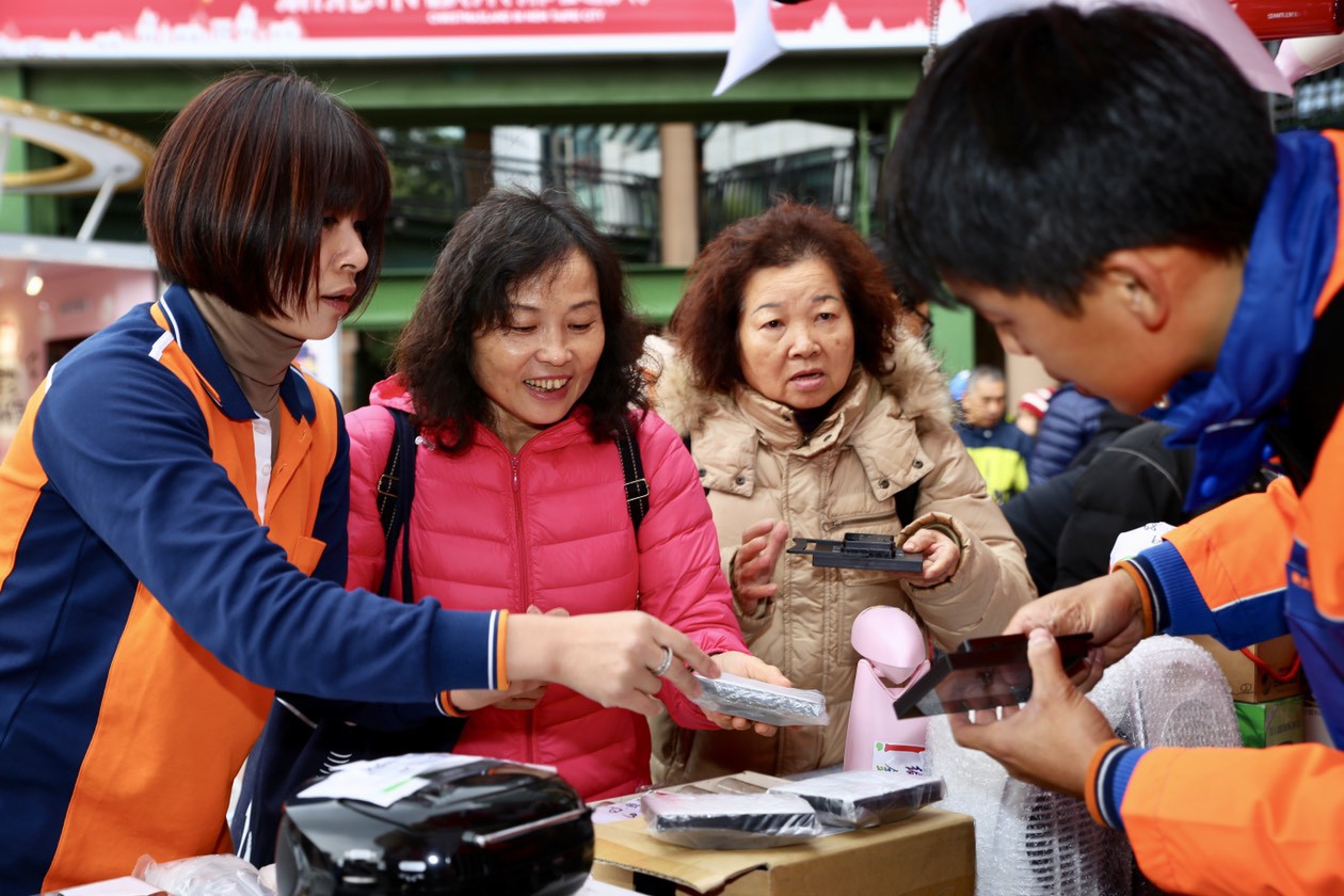 民眾開心地在清潔隊攤位挑選喜歡的物品