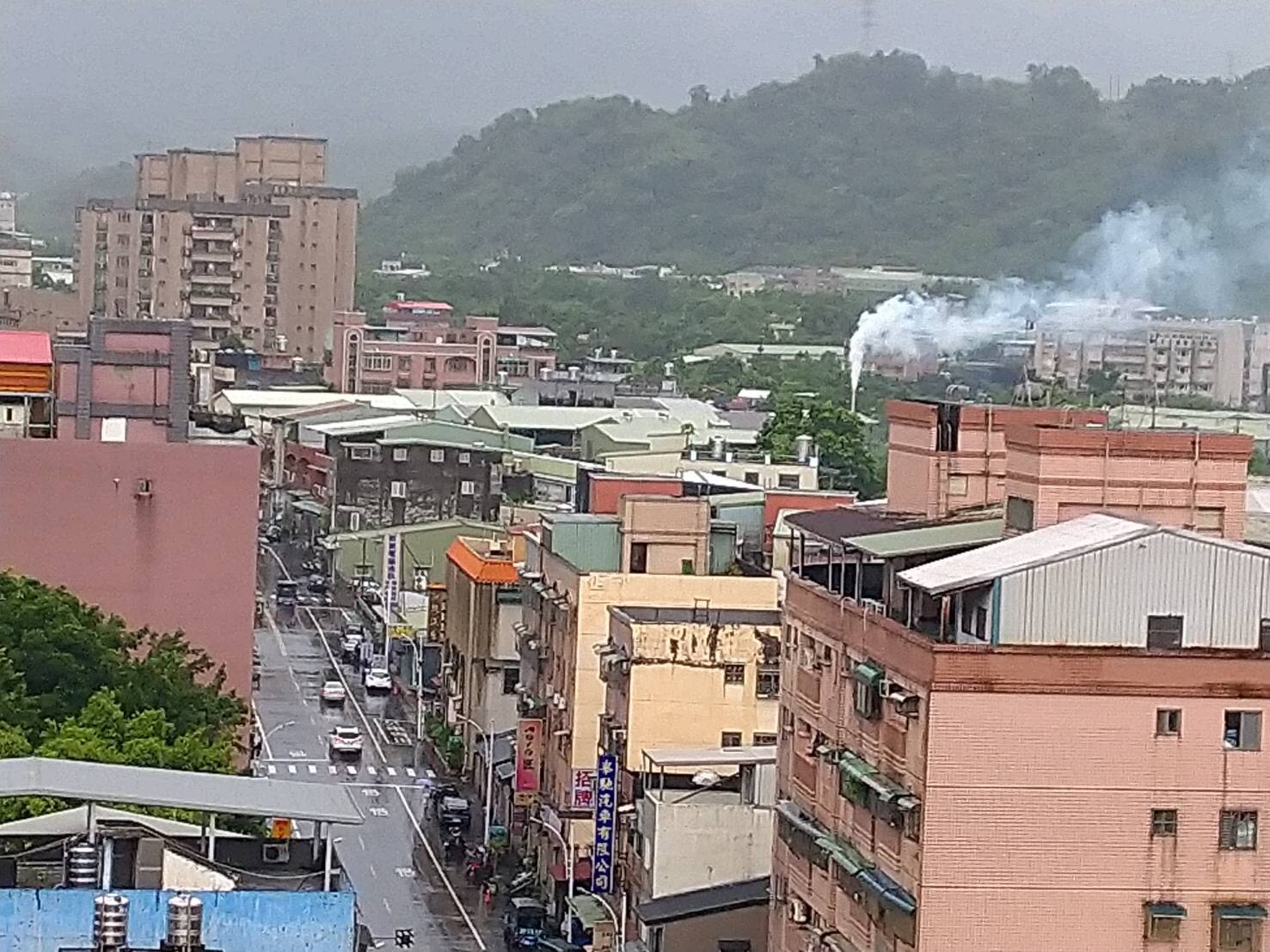 民眾通報位於新北市三峽區中園街一帶，疑似有工廠趁利奇馬颱風將近偷排明顯廢氣.jpg