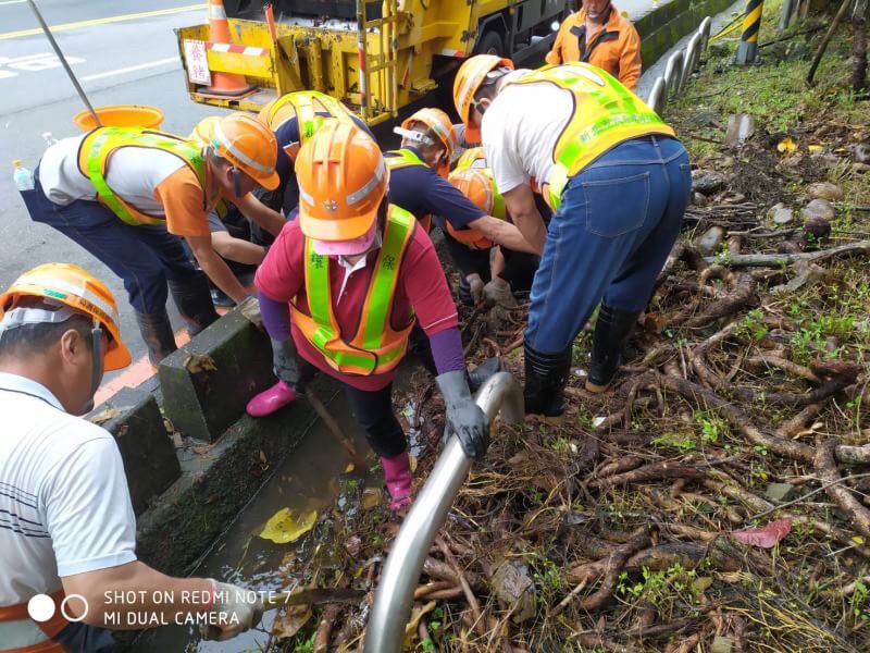 清潔隊員出動將被颱風吹落的樹葉及樹枝清除，以疏通水溝