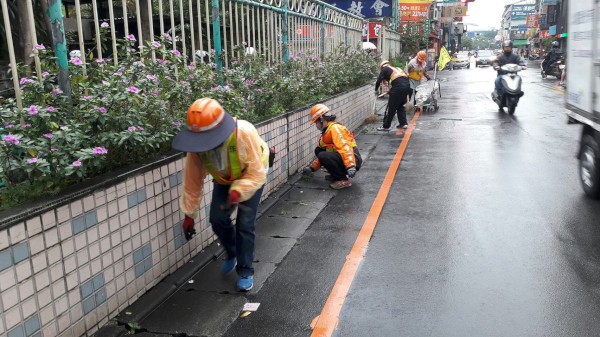 環保局號召民眾一起來撿拾地上菸蒂，響應「家園無菸蒂行動」