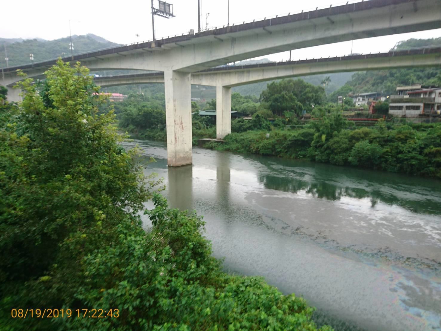 熱心民眾通報，位於坪林區北勢溪上游處下坑子口溪有大片油污