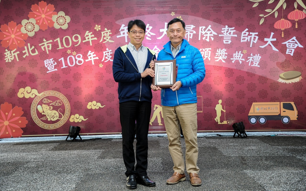 2-1.程大維局長頒獎予中油蘆洲加站代表，其已連續2年榮獲「營業場所組」金質獎殊榮-K1100.jpg