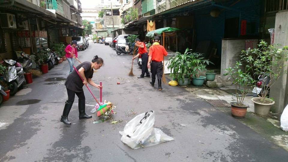 4.已有不少民眾開始提前大掃除，以迎接農曆新年-K1100.jpg