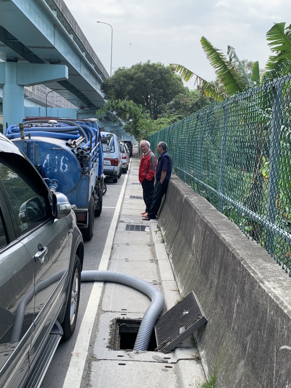 1.環保局稽查員及新莊分局員警埋伏發現業者將車輛停放在停車格, 非法排放水肥於路邊水溝.jpg