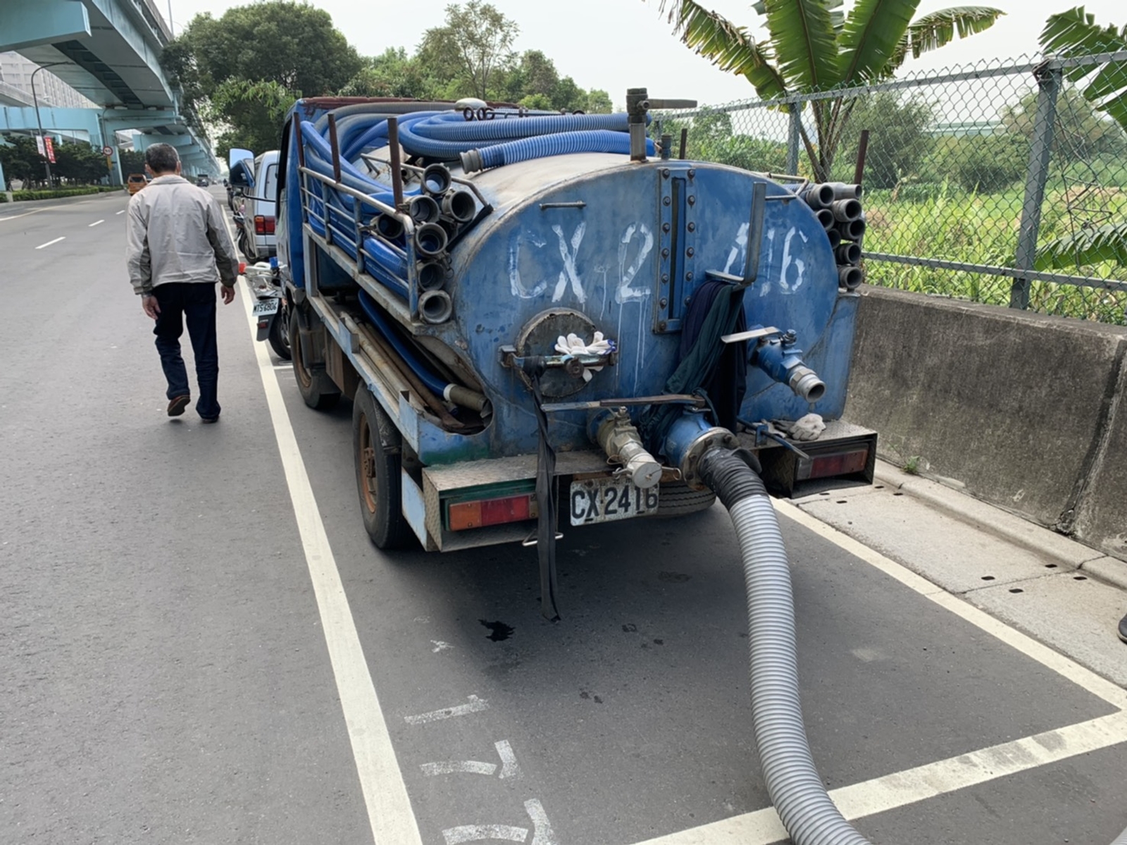 2.業者將車輛停放在停車格, 非法排放水肥於路邊水溝.jpg
