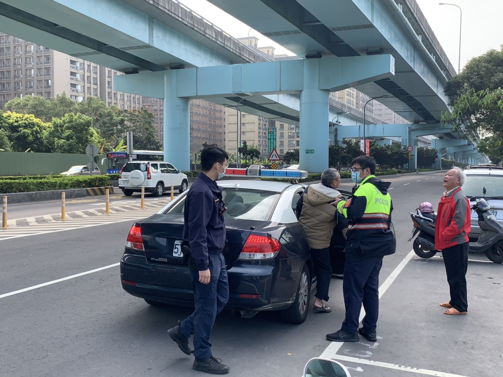 8.新莊分局員將偷排水肥業者帶回警局.jpg