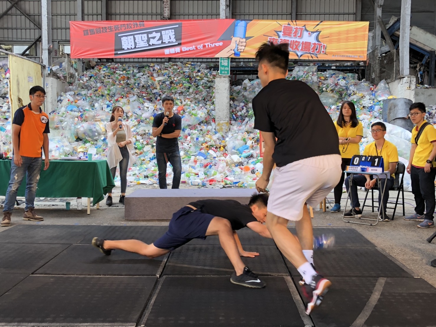 3.參賽者在一番激戰中運用日常中的資源回收物做為武器也落實再利用環保觀念.jpg圖片
