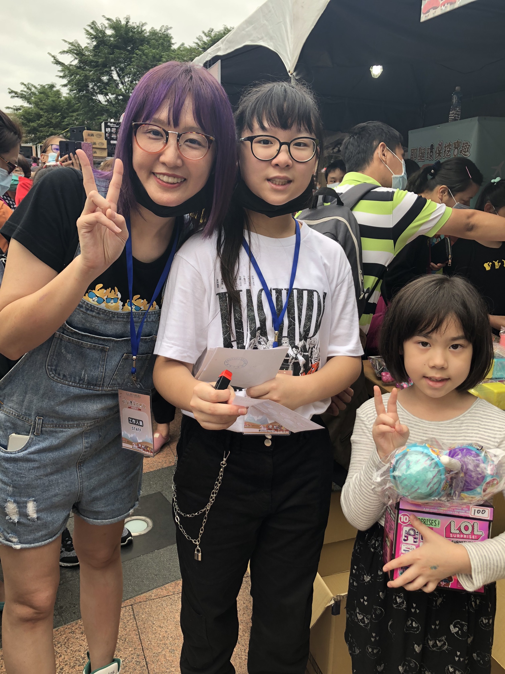 8.Youtuber妞妞、妞妞媽和買到玩具的小粉絲開心合影紀念，環保局特別感謝妞妞頻道主動洽詢參與跳蚤市場活動，今日義賣二手玩具金額總計新臺幣3萬400元全數納入新北市愛心大平台作為公益使用。.jpg