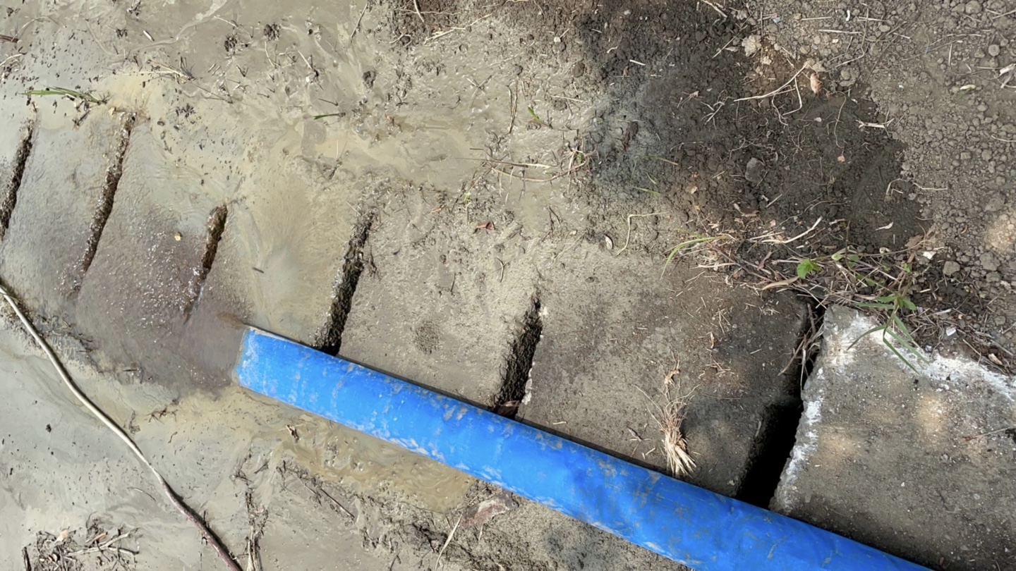 某營區內營建工程之基礎開挖作業產生的廢水,未妥善處理逕行排放,以違反水污染防治法第30條規定依法告發,並依同法第52條規定最重可處新臺幣300萬元罰鍰並令其立即停止排放.jpg圖片