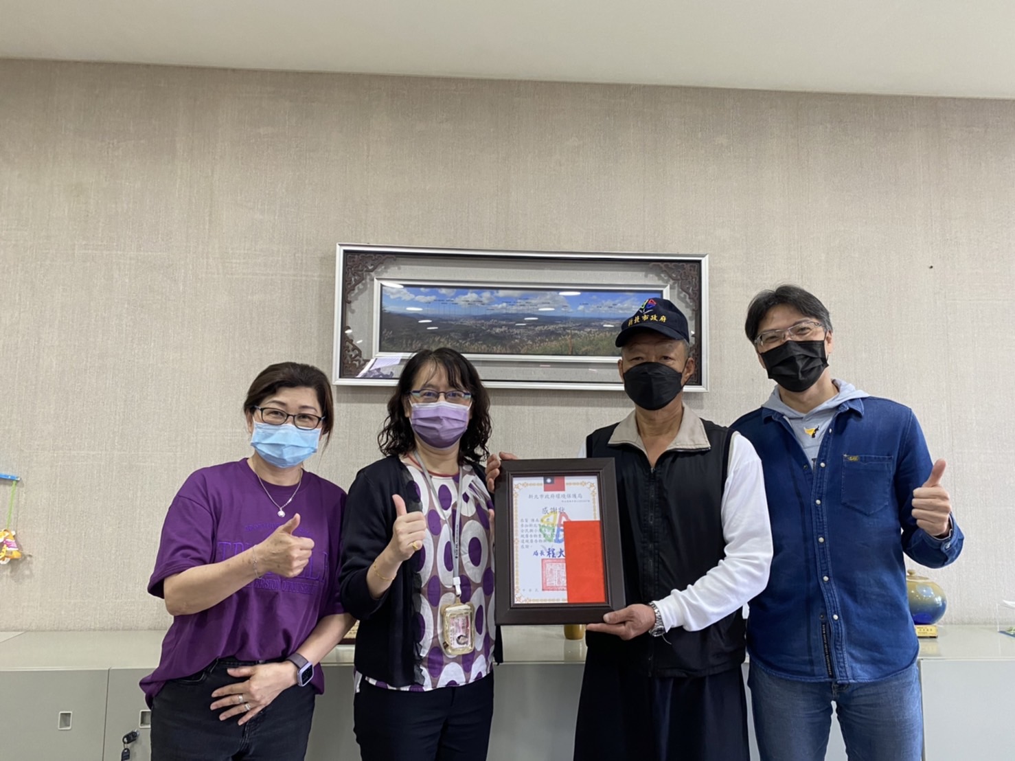 8.環保局與汐止區長共同頒發感謝狀及禮金予撕小廣告達人第3名的陳里長.jpg圖片