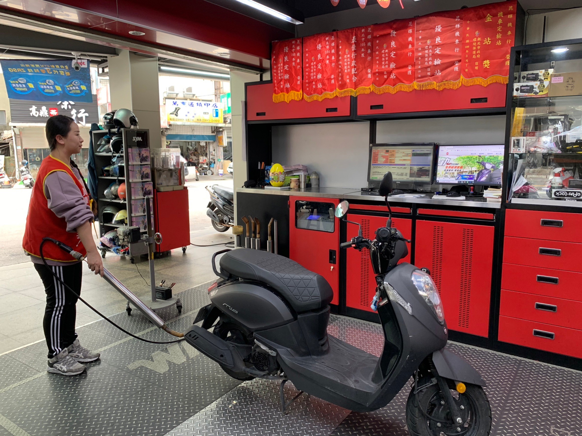 4.昆輝機車行已連續11年獲頒優良定檢站,機車排氣檢測數也是新北市定檢站的前三名。.jpg圖片