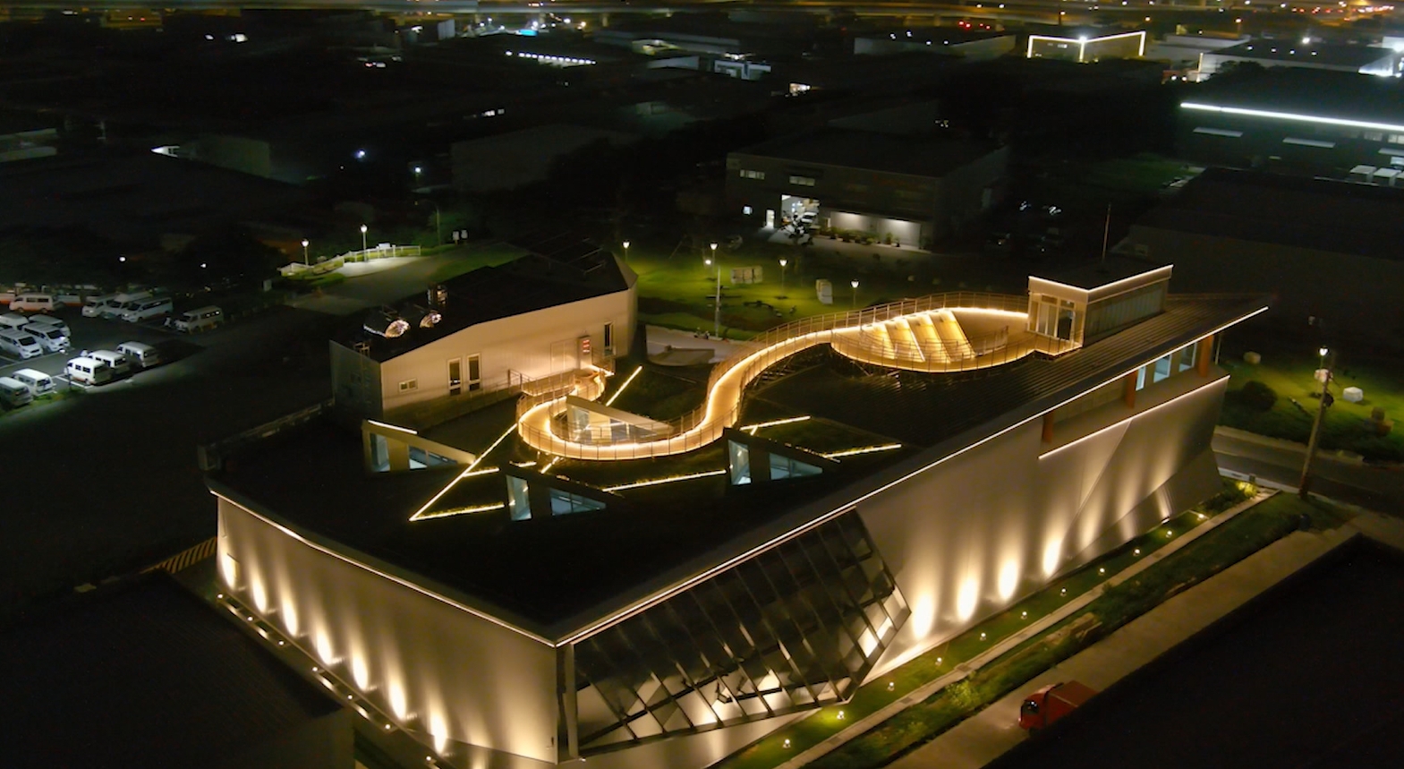 6.位於五股夏綠地的新北市資源循環教育基地廠房智慧建築夜間全景.jpg圖片