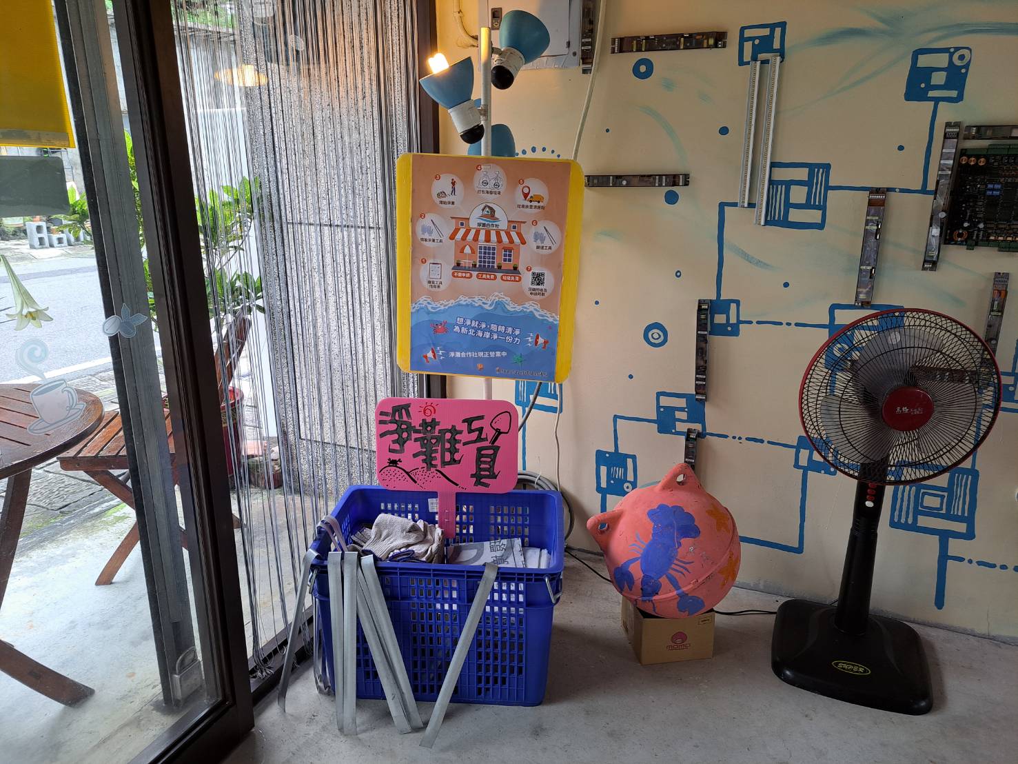 淨灘合作提供淨灘工具,讓遊客臨時起意想淨灘時也能輕鬆參與,讓環境保護變得簡單又有意義 .jpg圖片