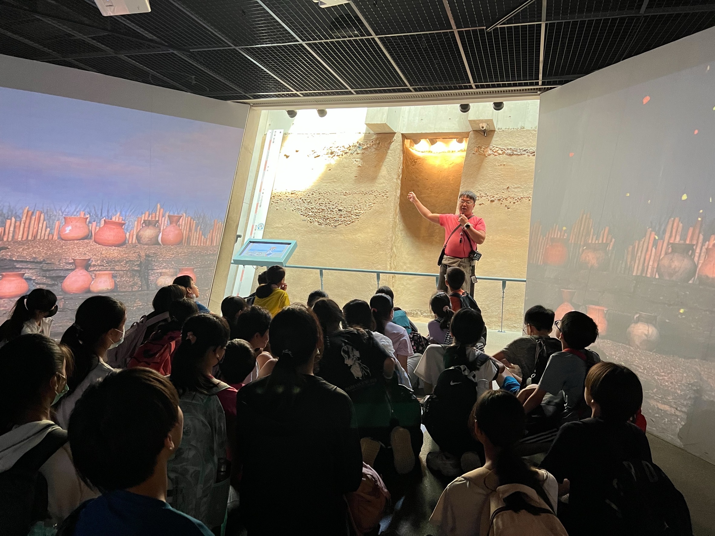 學員在導覽老師帶領下認識新北地區早期考古遺址與先民生活的方式,學習古人如何與自然共處.jpg圖片