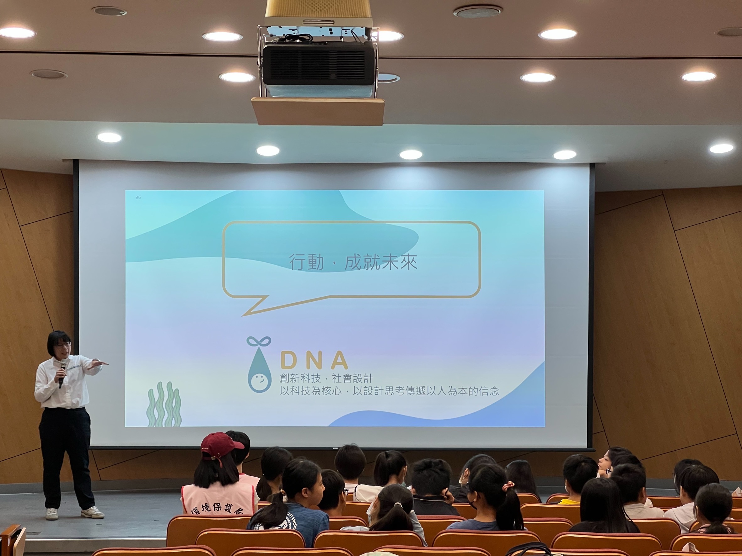 臺灣湛藍海洋聯盟陳思穎執行長分享海洋污染實例及自身經驗,讓學生了解海廢對生態造成的長期影響.jpg圖片