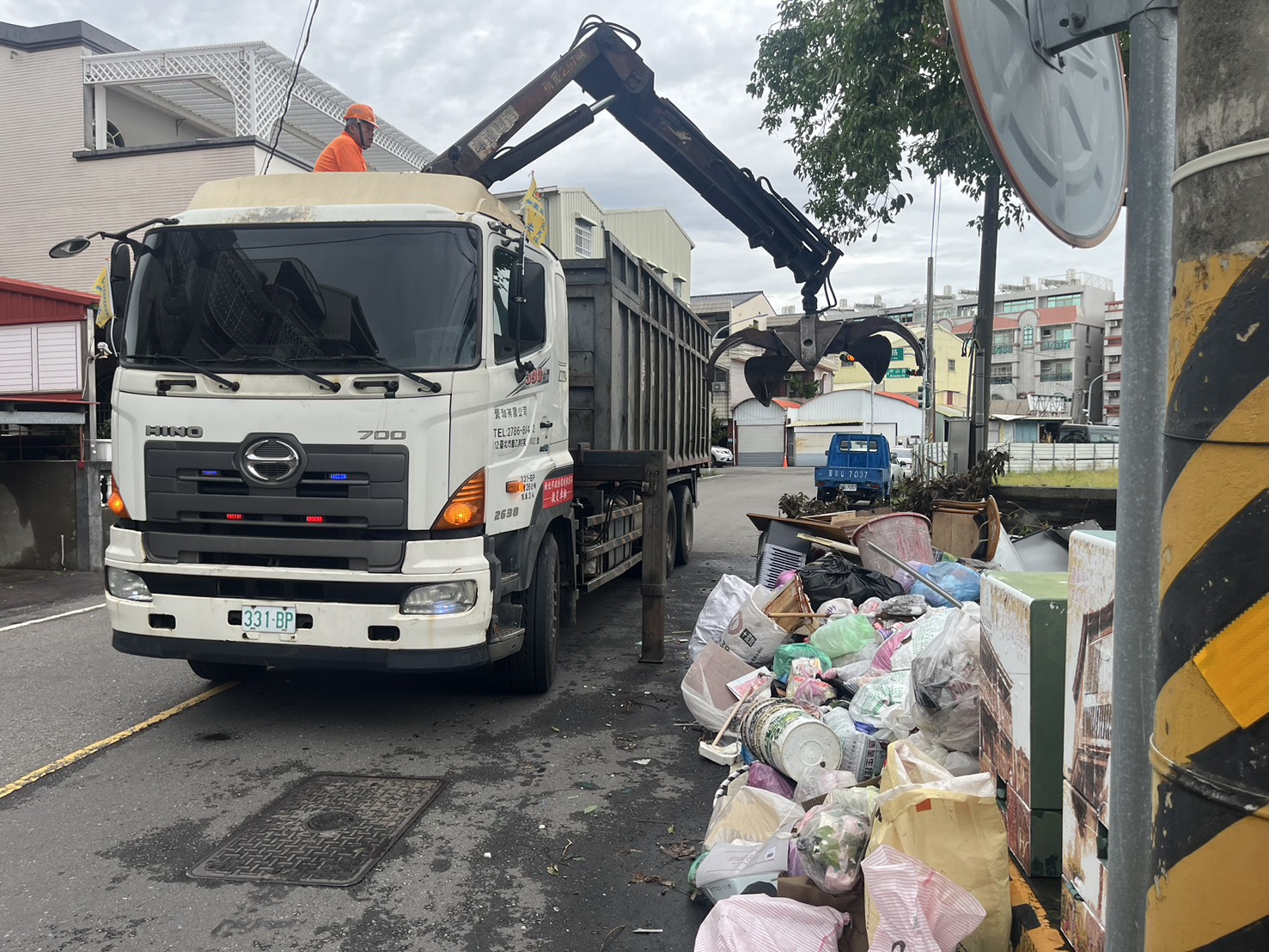 出動抓斗車協助清理台南災後排出的廢棄物.jpg圖片