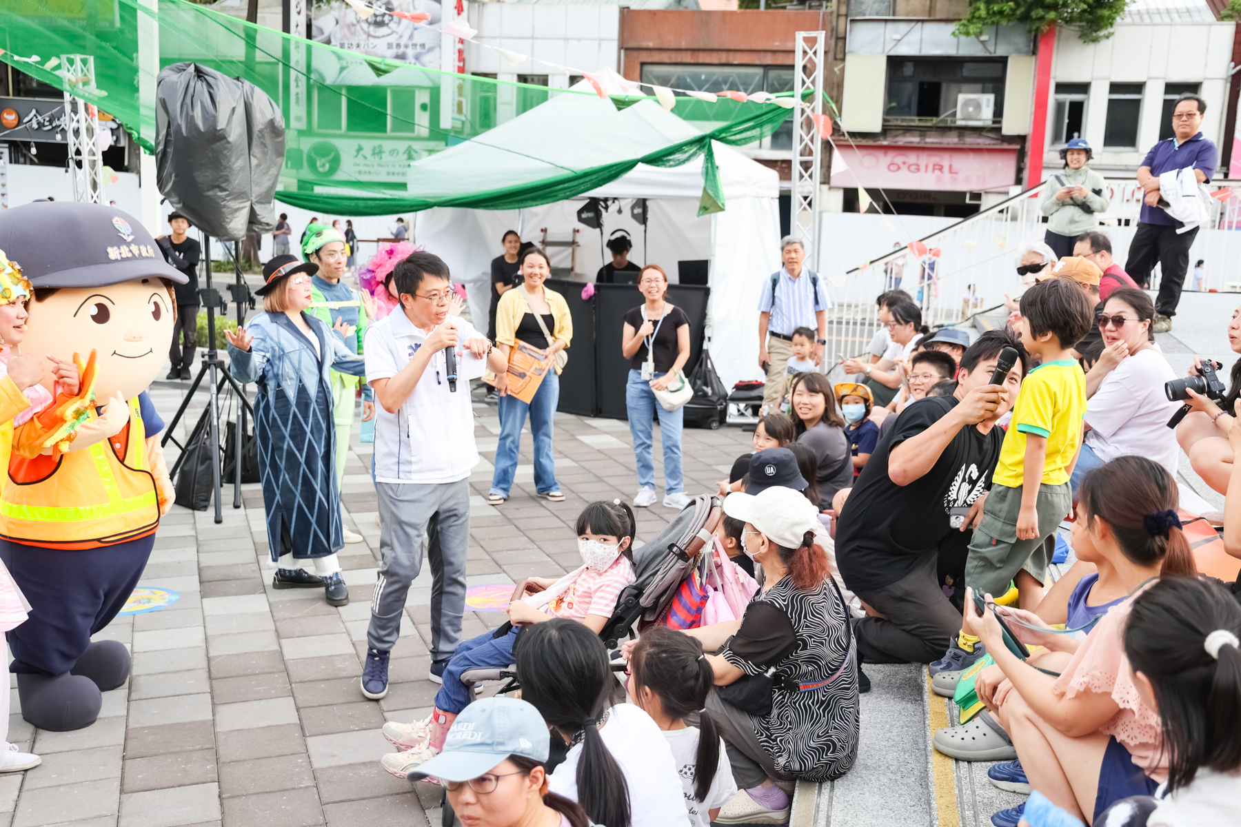 程大維局長現場也與小朋友互動問答並合影留念,環保局宣傳大使「黃寶吉」則化身「守護海洋小幫手」,與觀眾一同揮手跳舞,還與孩童開心拍照、交換擊掌.jpg圖片