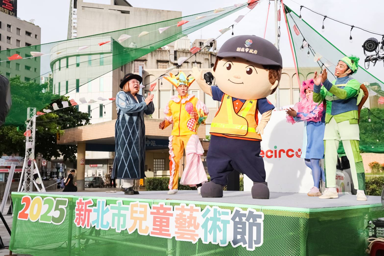 環保局宣傳大使「黃寶吉」現身帶著全場觀眾熱情參與帶動跳,更一同喊出「守護海洋 讚讚讚!」.jpg圖片