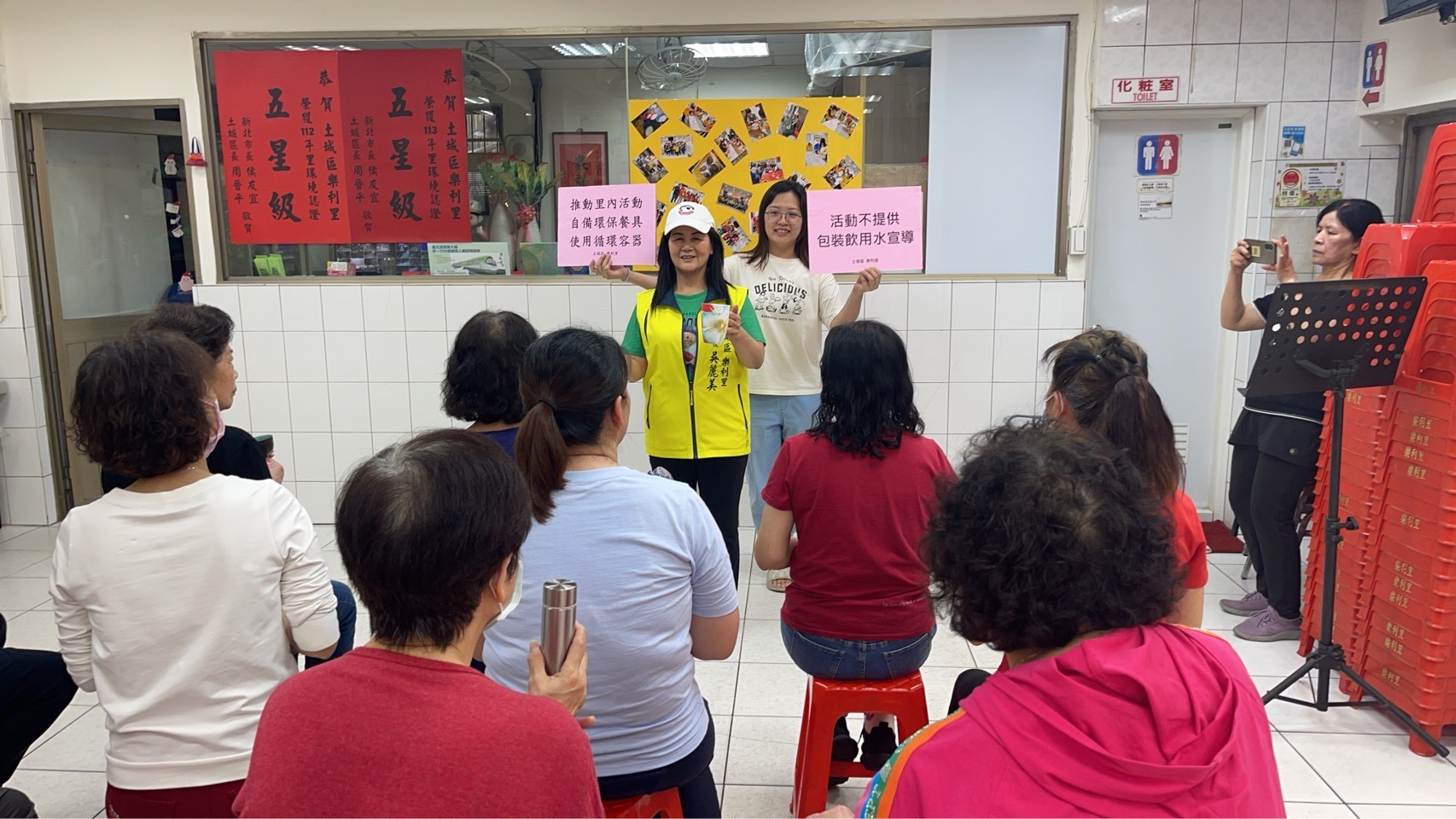 「環保青年組」得主羅雅馨,參與推動社區環教課程(舉手舉牌的女士).jpg圖片