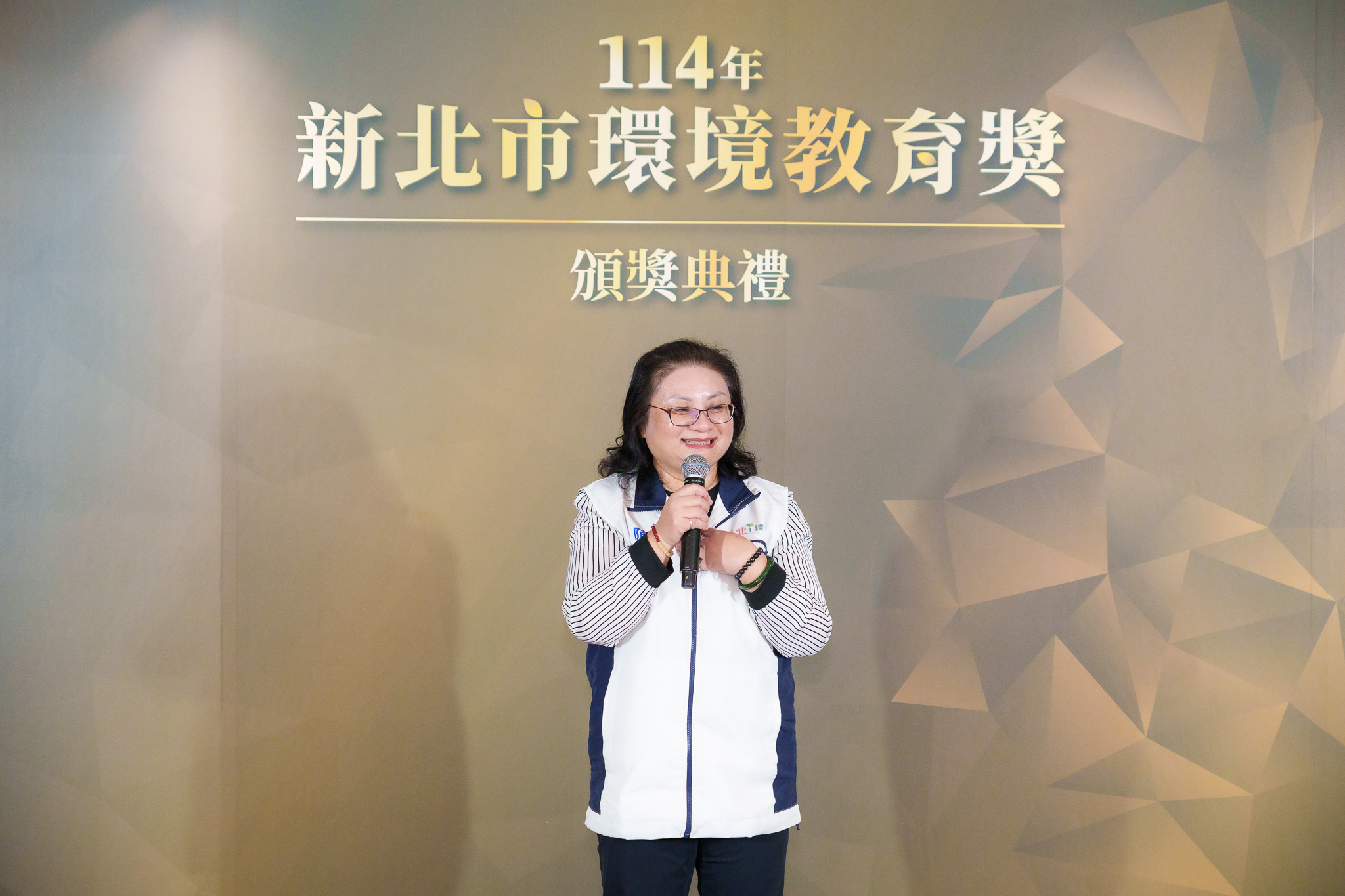 陳美玲副局長表示,本次獲獎單位皆以各種多元創新方式推動環境教育,帶領大家共同守護環境,更透過實際行動,為永續發展盡一份力.jpg圖片