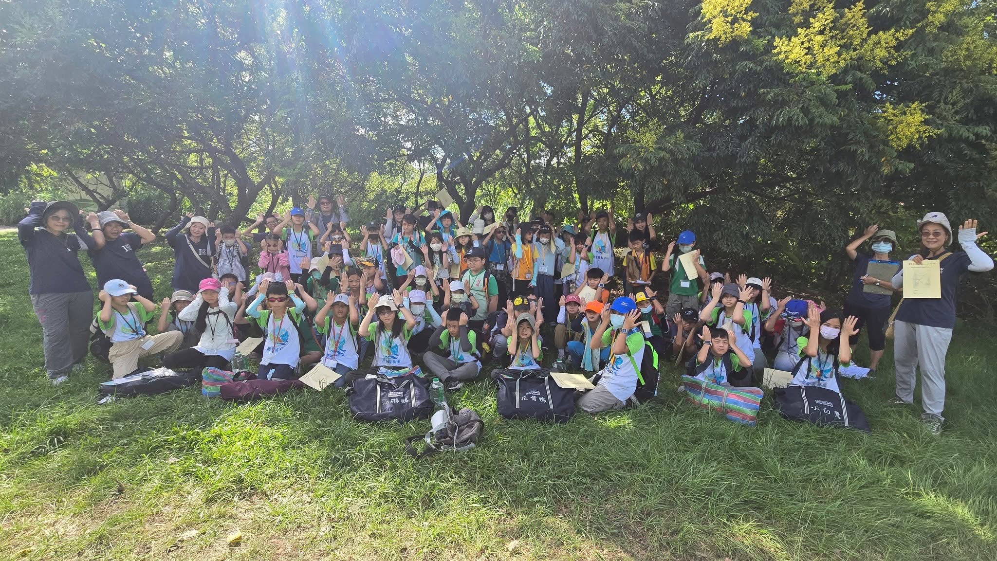 胡秀芳老師(個人組特優獎)帶領團隊學生認識鹿角溪人工濕地,了解生態環境的重要性.jpg圖片
