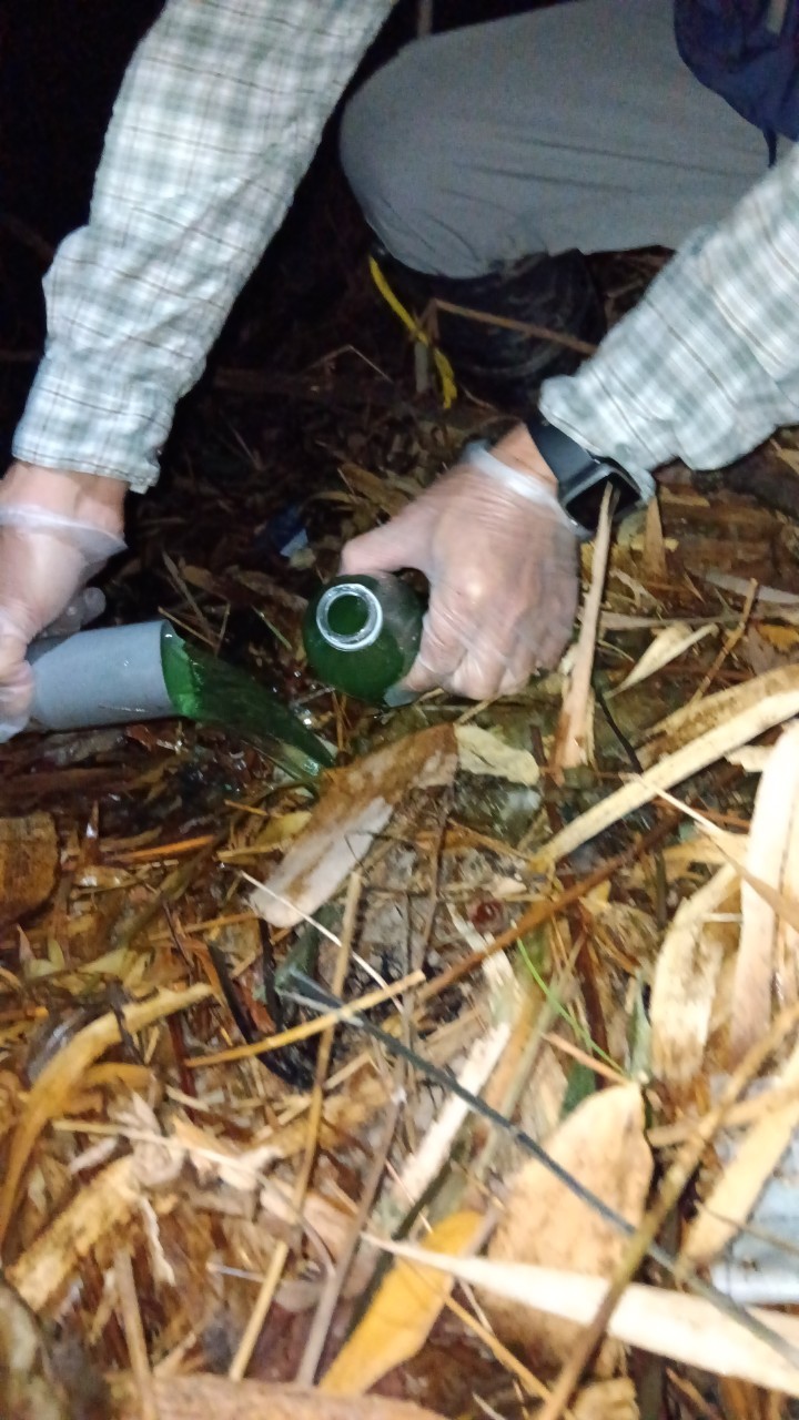 專案小組投放色劑追蹤廢棄王水排放流向.jpg圖片