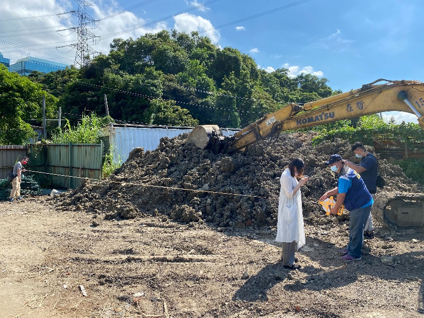 一空地遭棄置的大量剩餘土石方