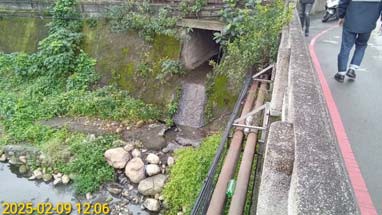 公車破老舊油管漏油污染3