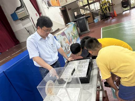 講師帶領同學們觀察幼蟲孑孓與成蚊的活體及模型