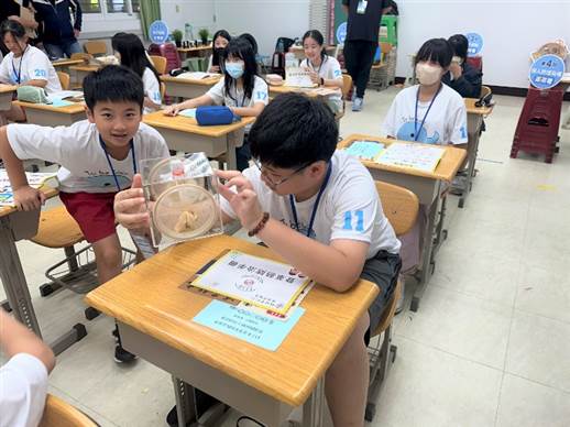 學童觀察活體成蚊