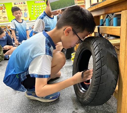 學童觀察容易積水的輪胎
