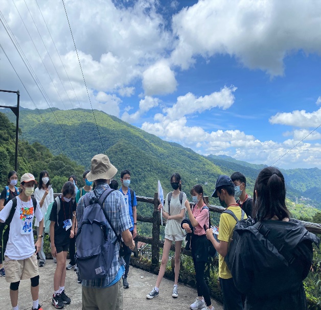 帶領學員們探索園區內的岩道