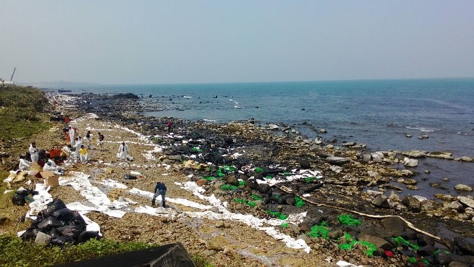 德翔台北輪海洋污染事件-應變人員進行岸際除污