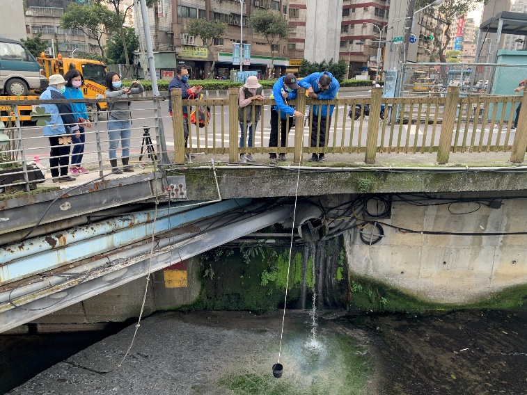 水環境巡守志工平日進行河川水體巡護工作