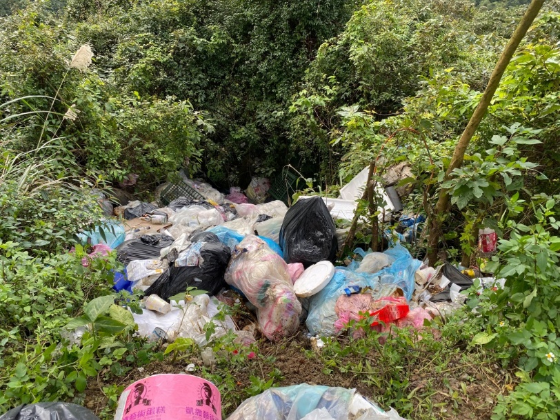 汐止區道路邊坡遭棄置廢棄物