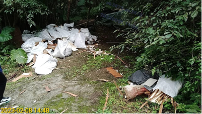 白雞登山步道旁遭棄置廢棄物