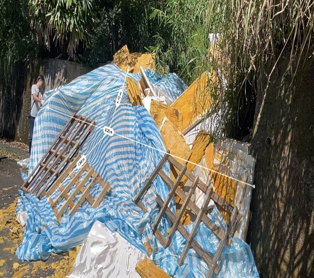 石碇山區遭非法棄置大量泡棉及裝潢廢棄物